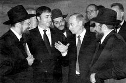 «У нас всё схвачено, и за всё заплачено!» — В. Путин на церемонии открытия еврейского общинного центра «Бейс Менахем». Слева на снимке: новый главный раввин России Берл Пинхос Лазар и президент Федерации еврейских общин СНГ Лев Леваев. Москва, 18 сентября 2000 г.